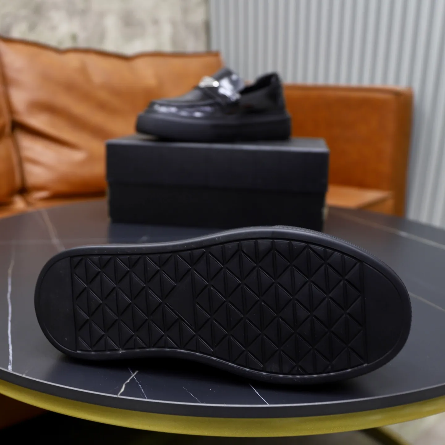 Ex-factory price: 500💰🙅‍♂️🙅‍♂️🙅‍♂️ Brand: PRADA Standard code: Men's code 38-44 (45 can be customized) Grade: Same style as the official website Original order quality Material: Original cowhide surface Comfortable lining Original outsole Style category: Men's fashionable casual leather shoes Distinguished big-name luxury elements Top luxury Color: Color of the actual picture